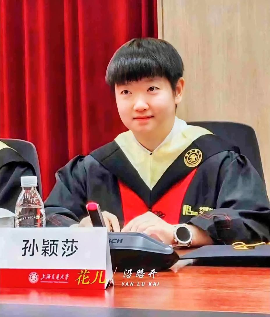 终于近距离看到穿学士服的莎莎了，真是好可爱，这是要萌死谁呀。终于刷到莎莎
