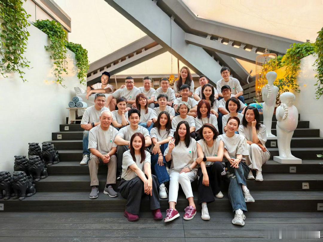 被黄晓明这状态震惊到了黄晓明合照状态晓明哥的状态我一整个大震惊，30周年的毕业