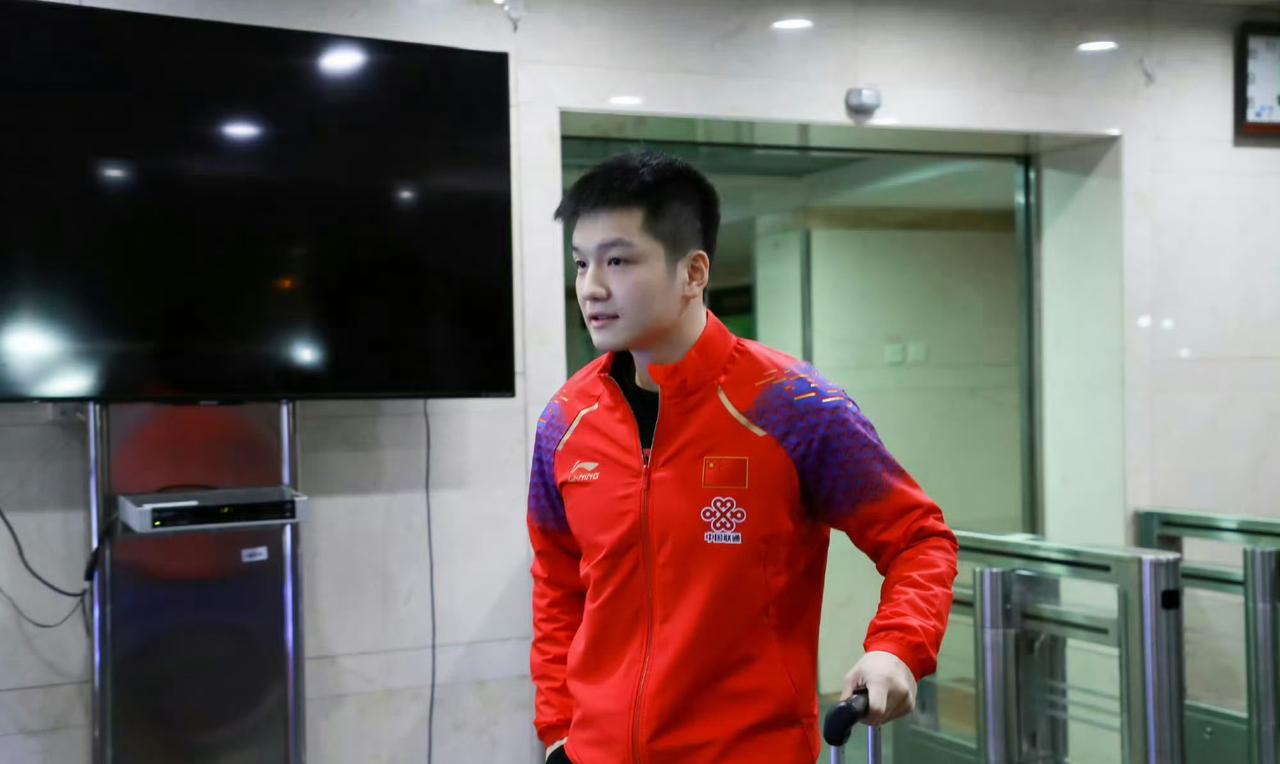 来一组东东的单手插兜照吧，真是帅呆了！丰神俊朗、意气风发的少年郎，单手插兜的样