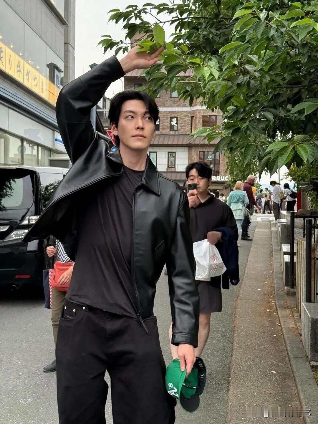 4日，演员金宇彬在自己的Instagram上传了多张照片。公开的照片中，金宇彬身