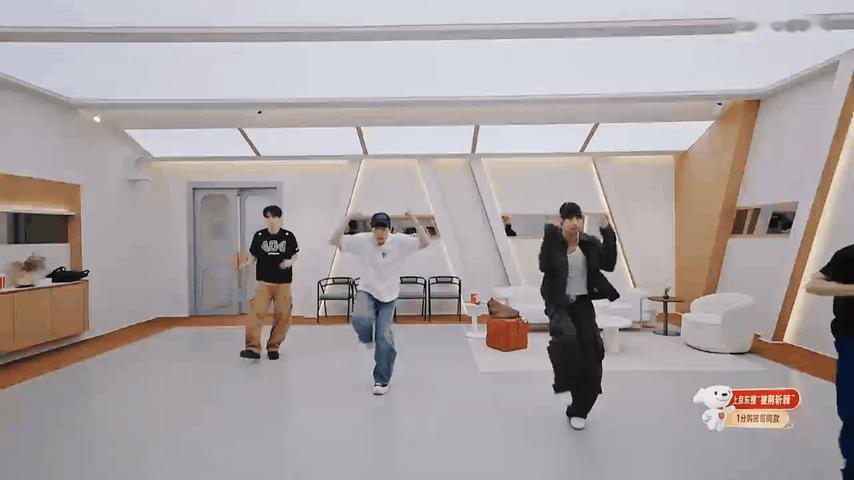 张彬彬练舞拉伤缺席能力者秀张彬彬回应退出trap舞台张彬彬练舞拉伤缺席能力者秀，