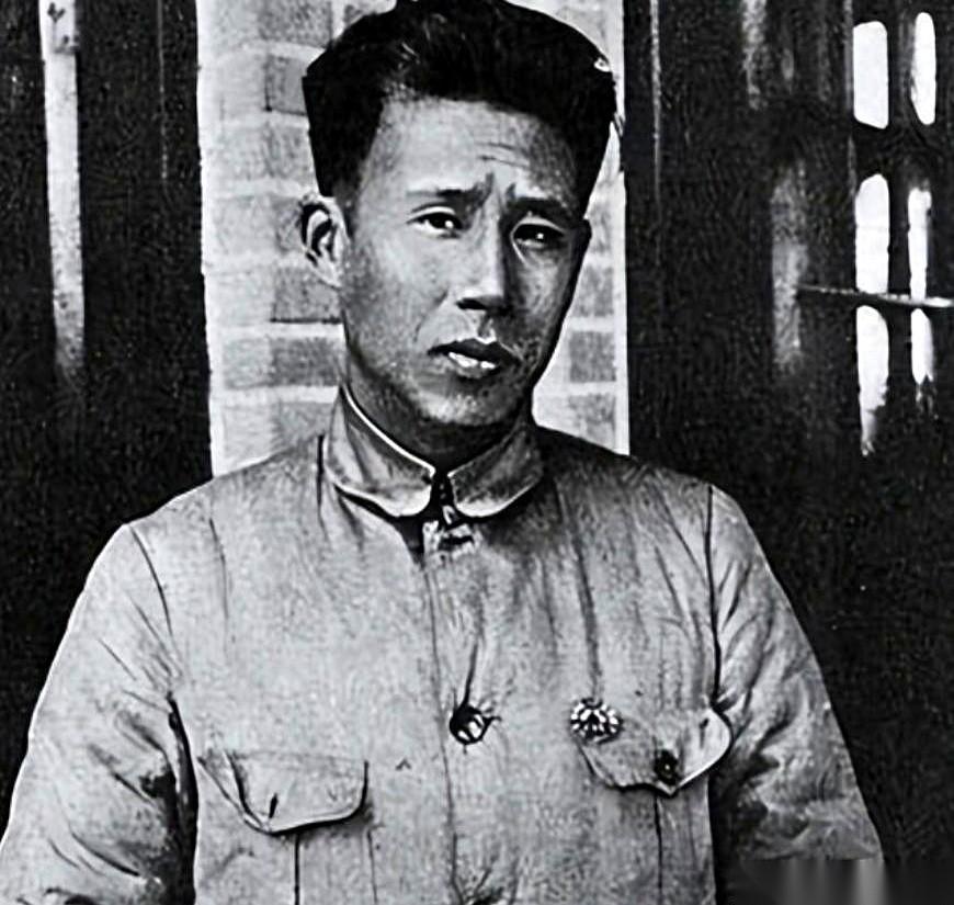 1933年，上海国民党监狱，一个刚被押进来的犯人，凑到另一个满身是伤的犯人耳边，