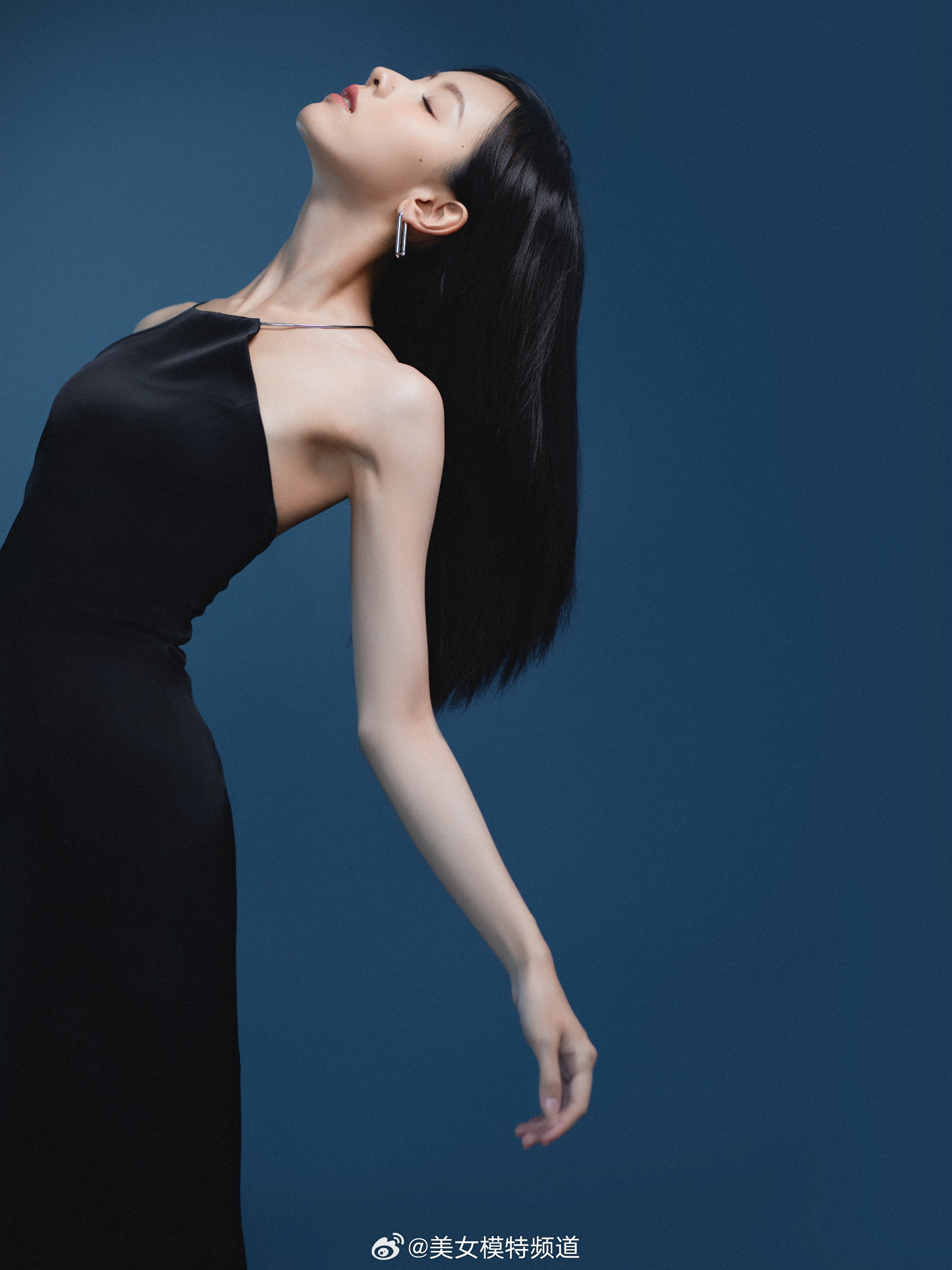 陈都灵黑色魅力十足