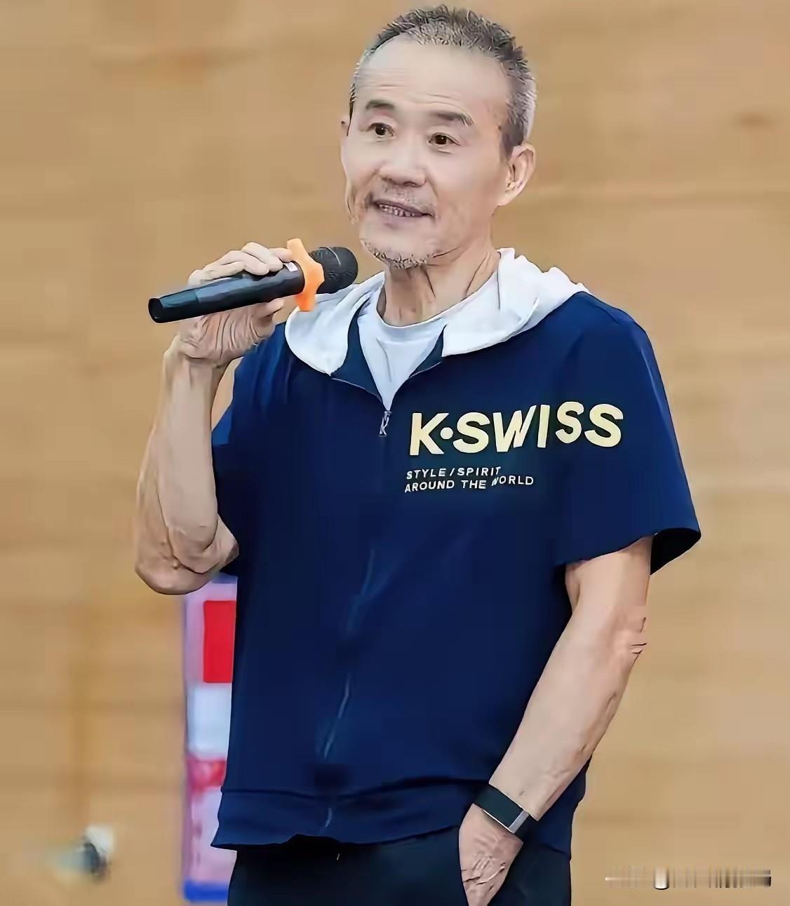 王石这人有个最大的缺点，不是娶了小他30岁的田朴珺，是穿衣这事儿上，太拧巴了。