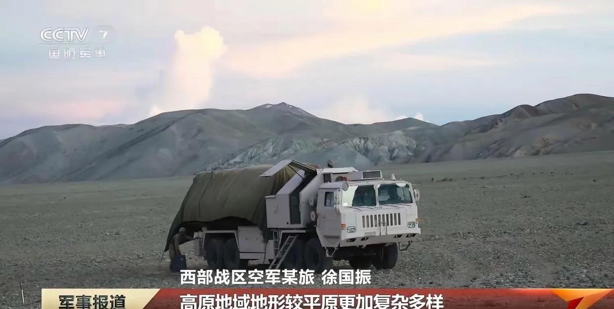 “红旗”9B终于换“迷彩”涂装了，不过依旧还是有个“小红帽”！在戈壁滩上进行训
