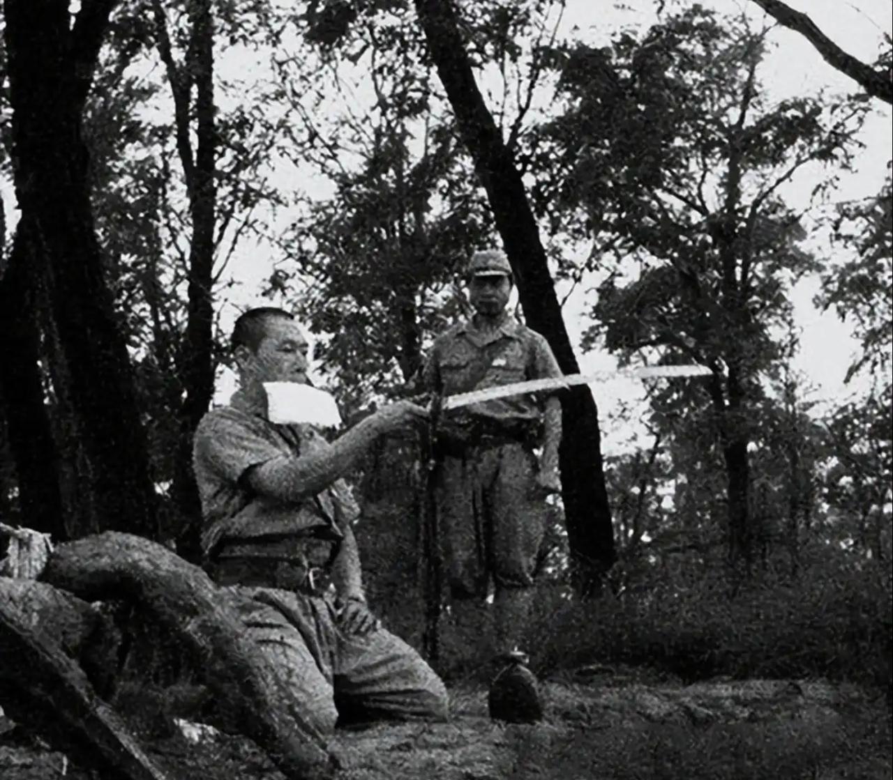 这是二战时期日军切腹自尽的纪实老照片：跪地者为切腹者，旁立者是“介错人”（负责斩