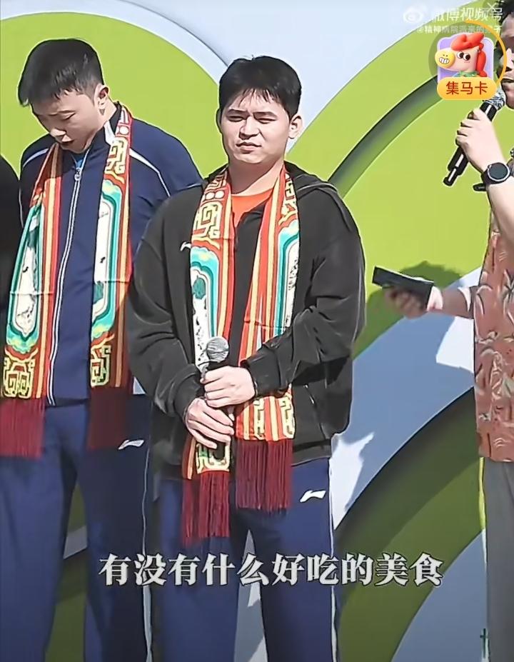 林诗栋给球迷们推荐海南美食啦[赞][笑着哭]，糟粕醋火锅是小石头给我们推荐的海南