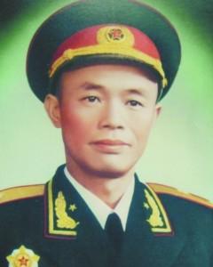 1984年，开国少将钟伟病重住院，大将黄克诚去看他。聊天时，黄克诚问钟伟，“老家