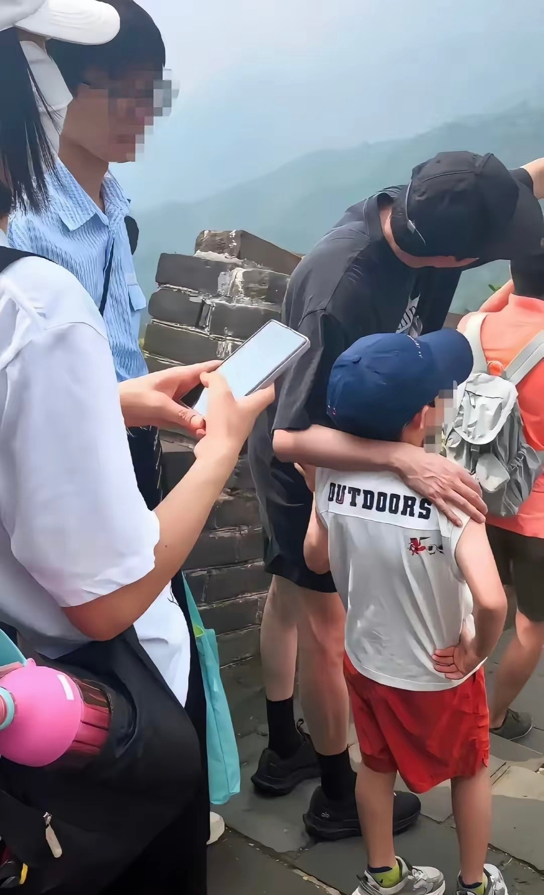 冯绍峰和赵丽颖我估计他俩现在都后悔了，不是后悔离婚，而是后悔没有给孩子一个完整的家。当时年纪轻，现在