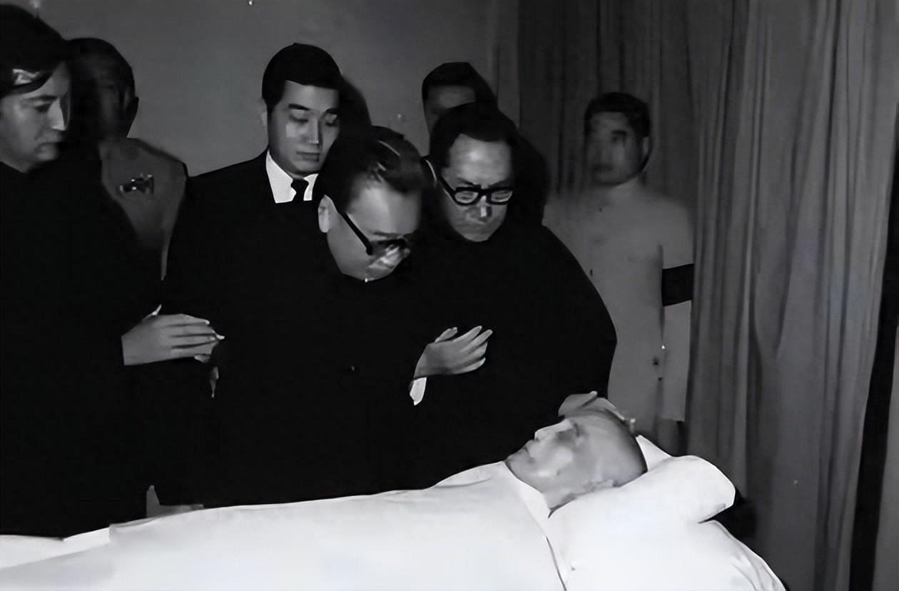 1975年，88岁的蒋介石躺在台北士林官邸的病床上，窗外是清明节的瓢泼大雨。他知