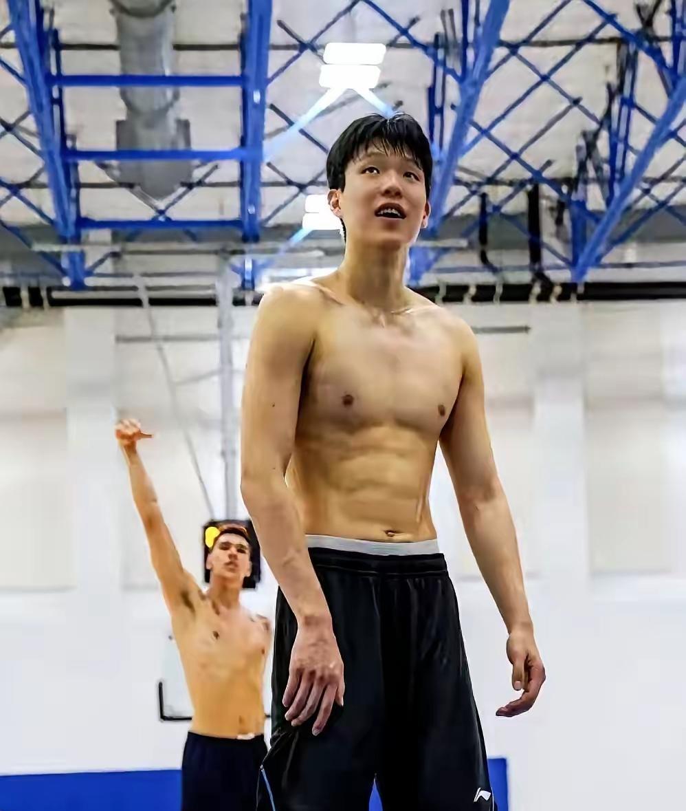 杨瀚森肌肉线条是真的完美，为NBA冲了杨瀚森经历苦练，一整个夏天努力没有白费，
