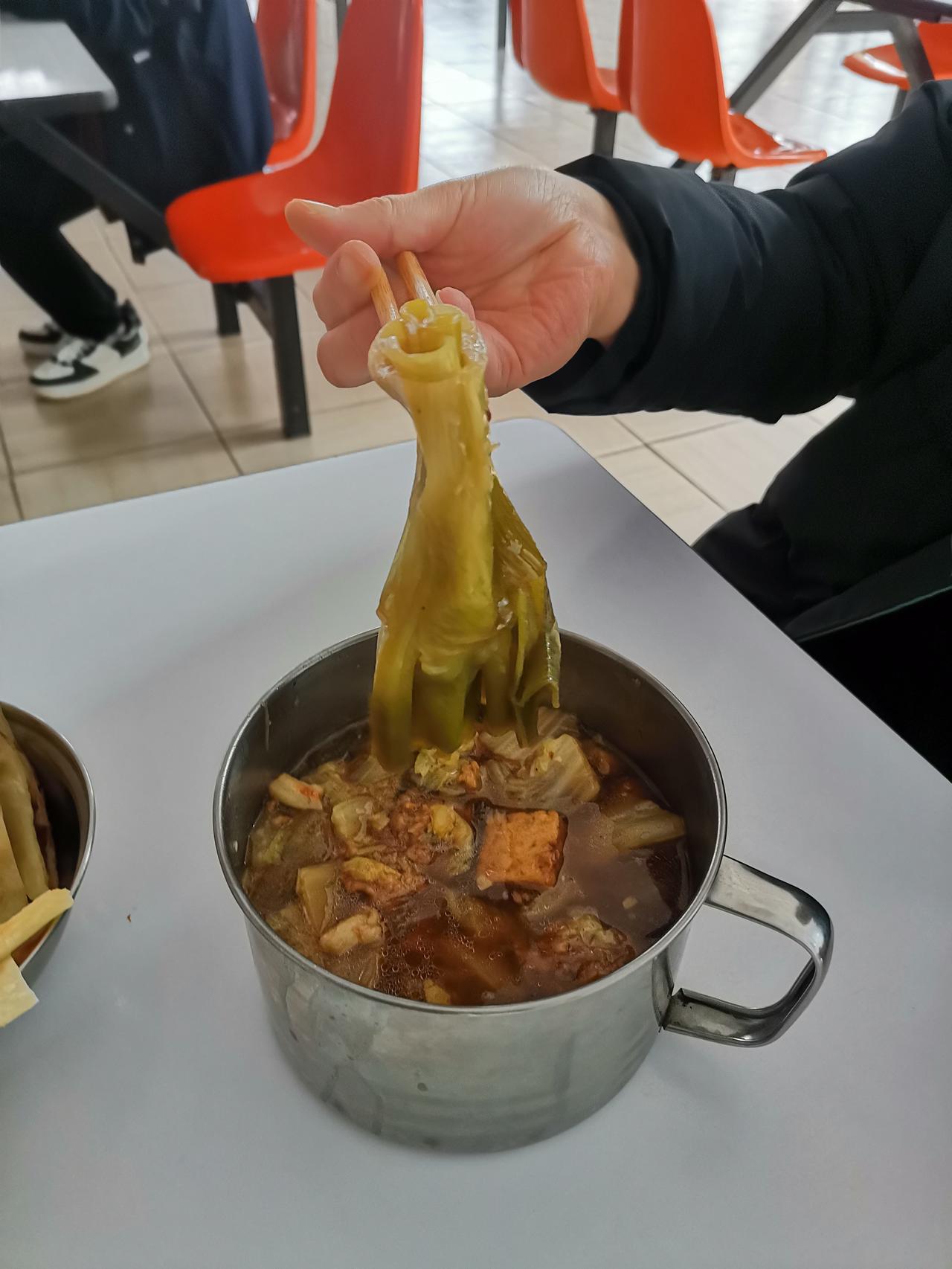 食堂大师傅做的大锅菜，真让人哭笑不得！这是今天中午，我们吃的大锅菜，大锅菜里