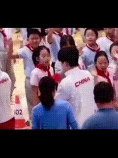 这个视频最清楚，楚钦和莎莎给小学生打完表演球。楚钦顺手就把自己球拍收好放到莎莎的