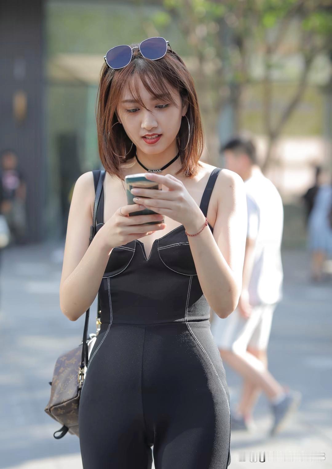 都市街头，黑色紧身衣搭配大墨镜的穿搭简直酷炸了！就像卡戴珊姐妹出席活动，老二金卡
