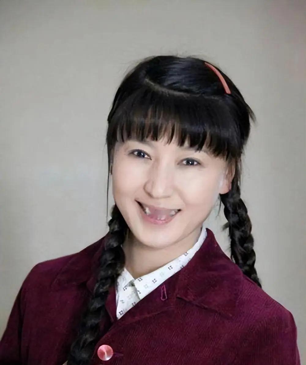 你发现了吗？现在骂闫学晶，等于在帮她赚钱。点开热搜，全是她的家庭八卦。骂声