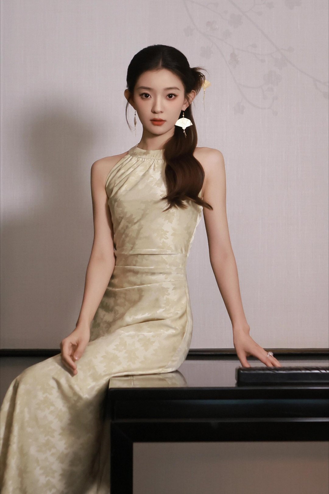 镜头里的罗予彤一换上旗袍，瞬间把民国的风都揉进了眉眼——柳叶眉弯藏着江南烟雨，红