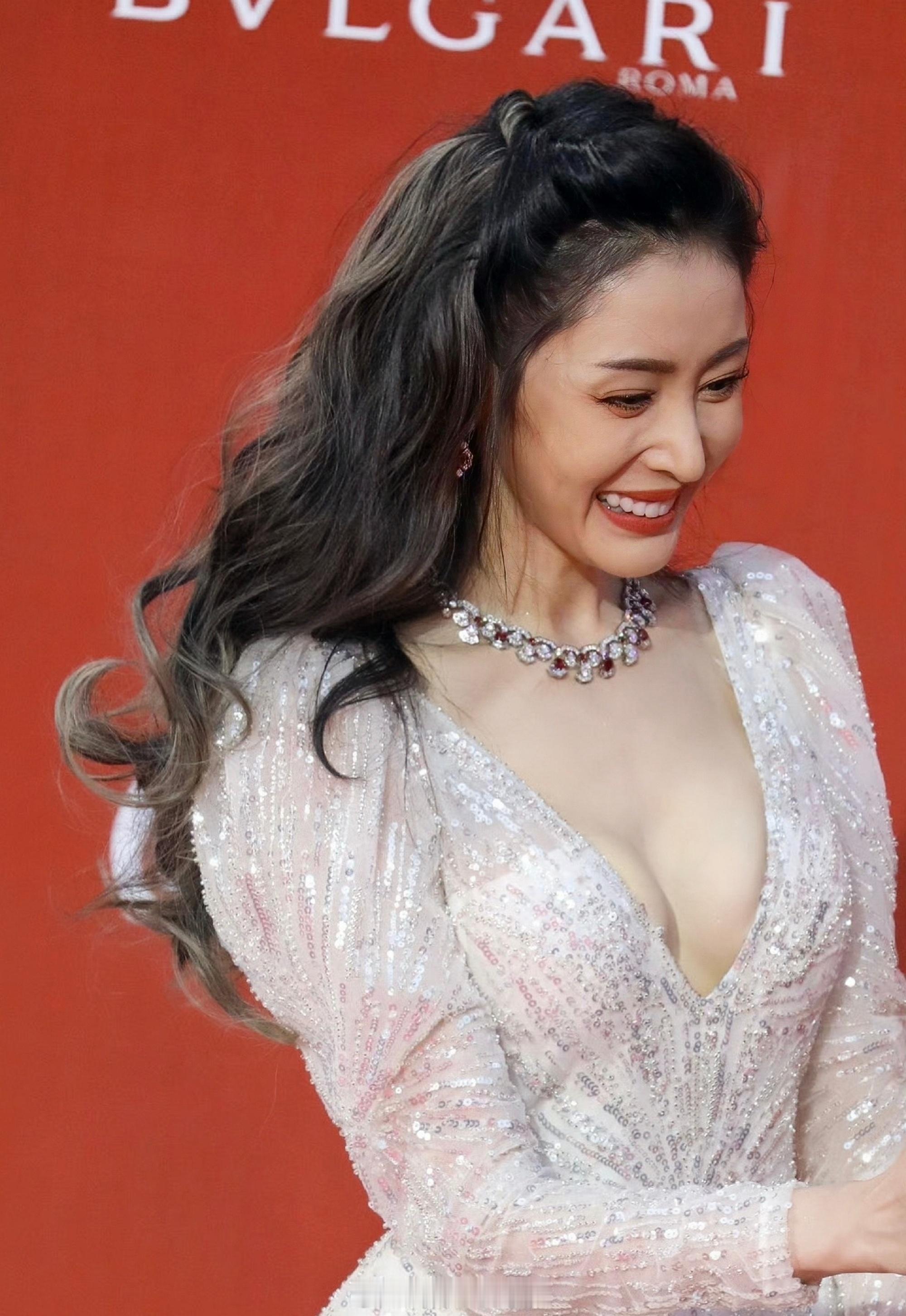 张天爱白色礼服裙红毯造型​​​