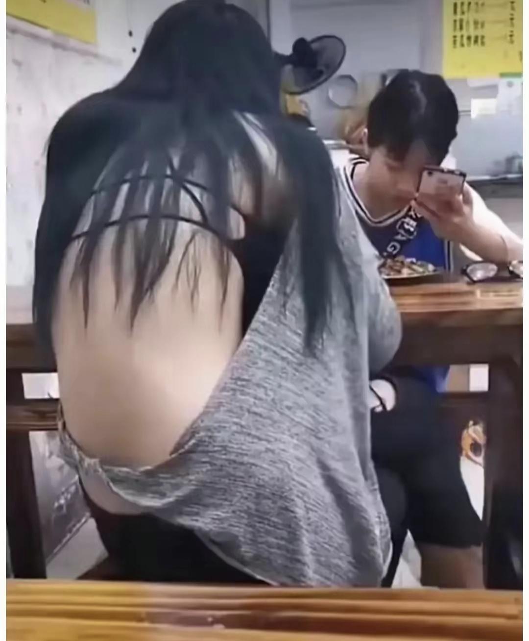 别把孩子养成“白眼狼”·爸妈亲、爷爷奶奶爱、姥爷姥姥疼，两个家庭6个大人围着一