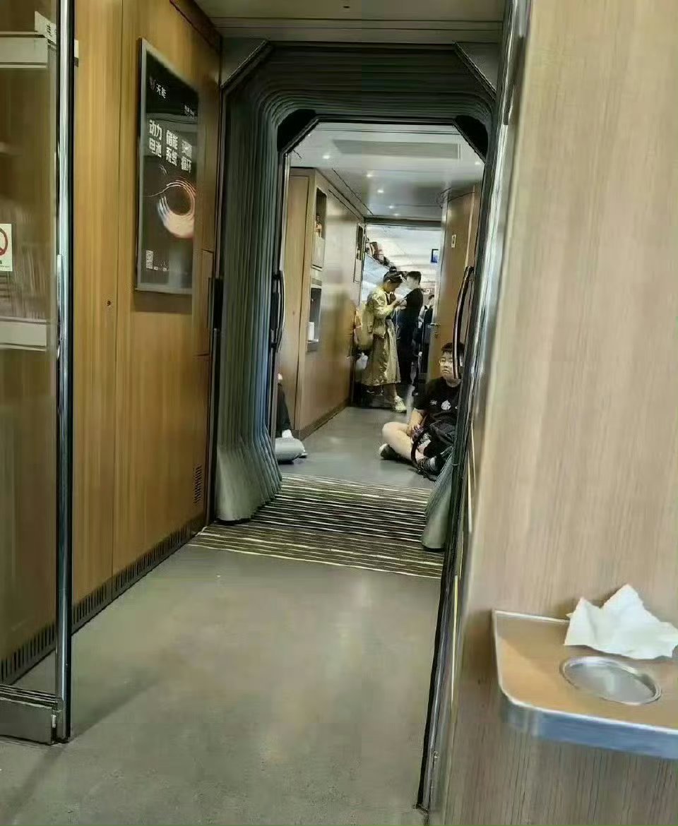 高铁上要一直垫脚是有什么深意吗？