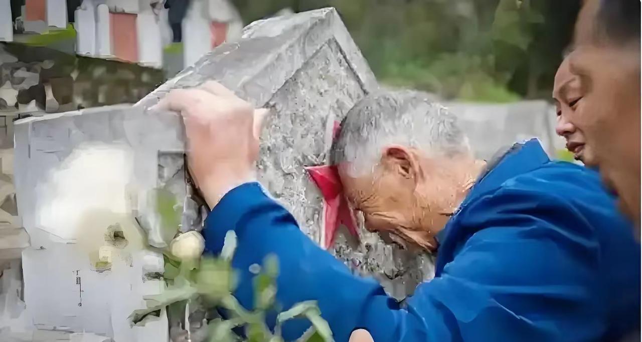 2017年，找了38年儿子的蒲运海，终于在志愿者的帮助下，来到屏边烈士陵园，他头