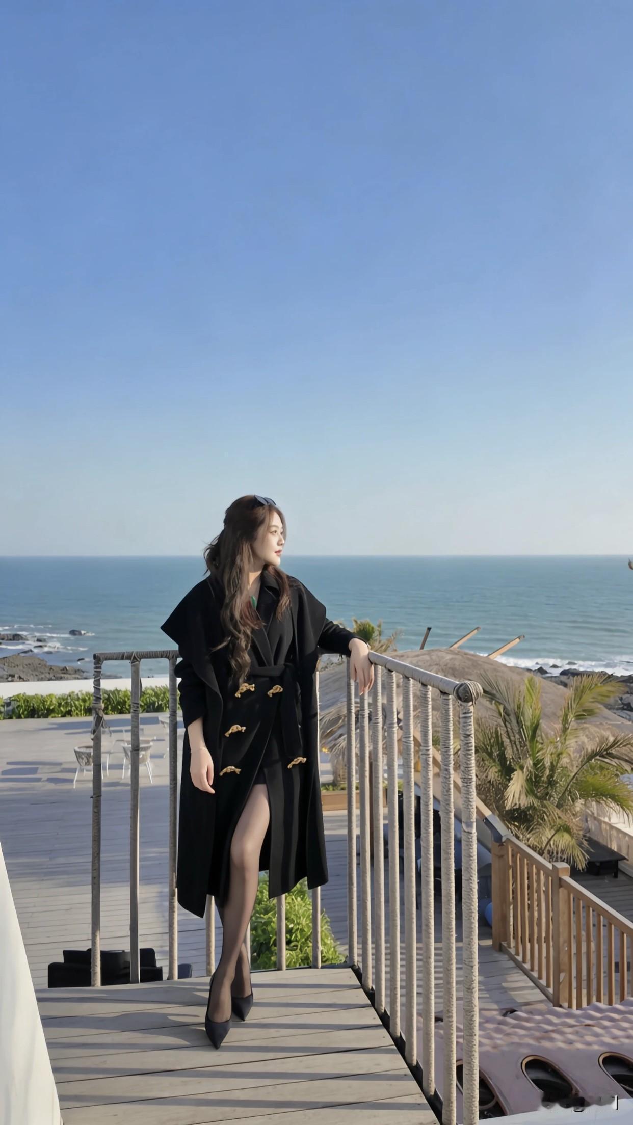 从搭配来看，肉色丝袜配高跟鞋，大方优雅不过时，生活职场都合适。尖头高跟鞋更是厉害