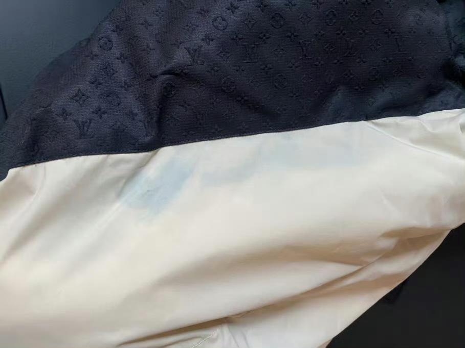 杭州的石女士遇到了一件闹心事，她在湖滨银泰in77A区的LV专卖店花两万多元买