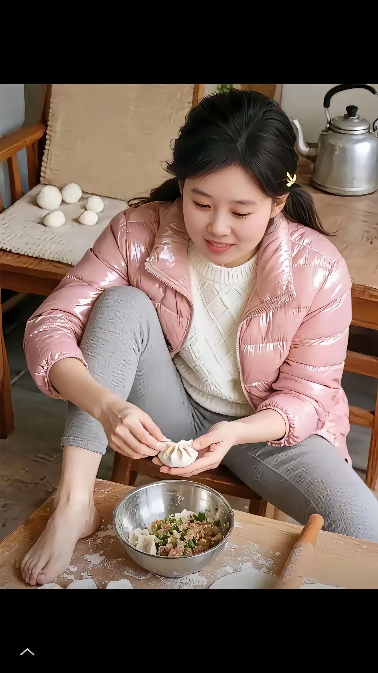 如今条件好，午饭吃水饺。生活多富足，营养必须保。
