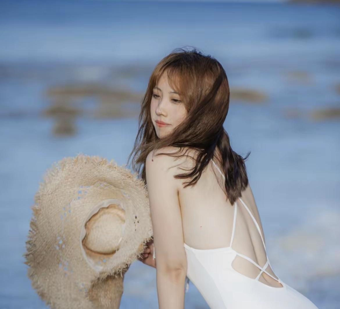 海边少女与草帽的浪漫邂逅🌊👒海滩戏水的美丽女孩，青春美少女，活力四射魅力无穷