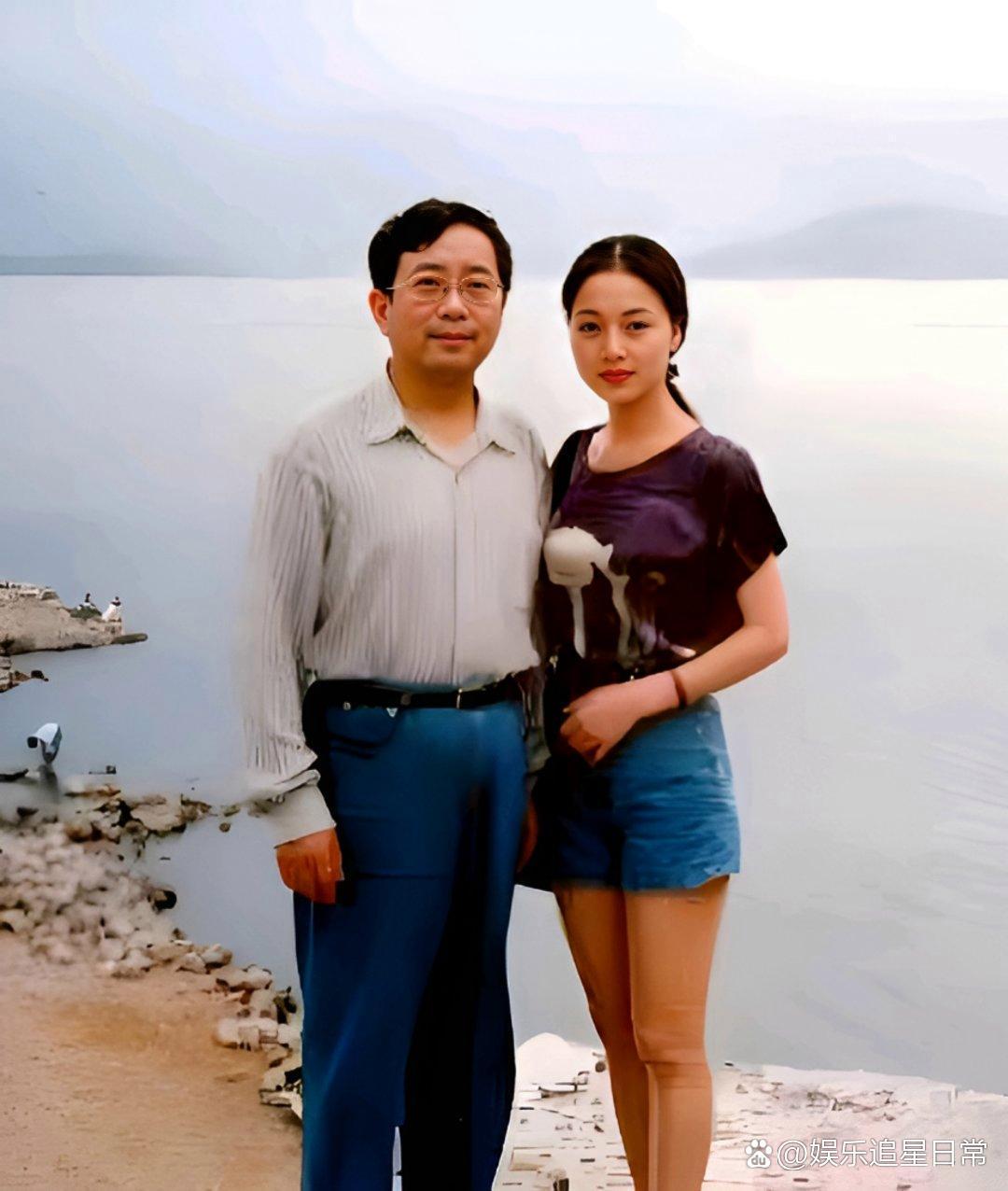 这张老照片，见证了才子与美人的岁月模样。1992年婚后出游的珍贵留影。人到