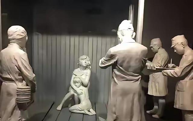 1938年，为了满足自己对女性生殖构造的好奇心，一鬼子军医让人把一女人使劲儿摁倒