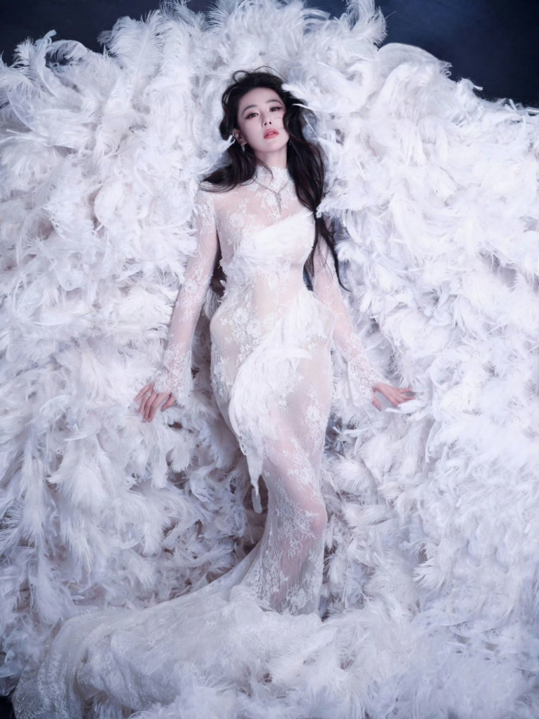 张馨予出场秒了“军嫂”张馨予身穿重达25斤的定制礼服，内搭半透视黑色蕾丝裙走三