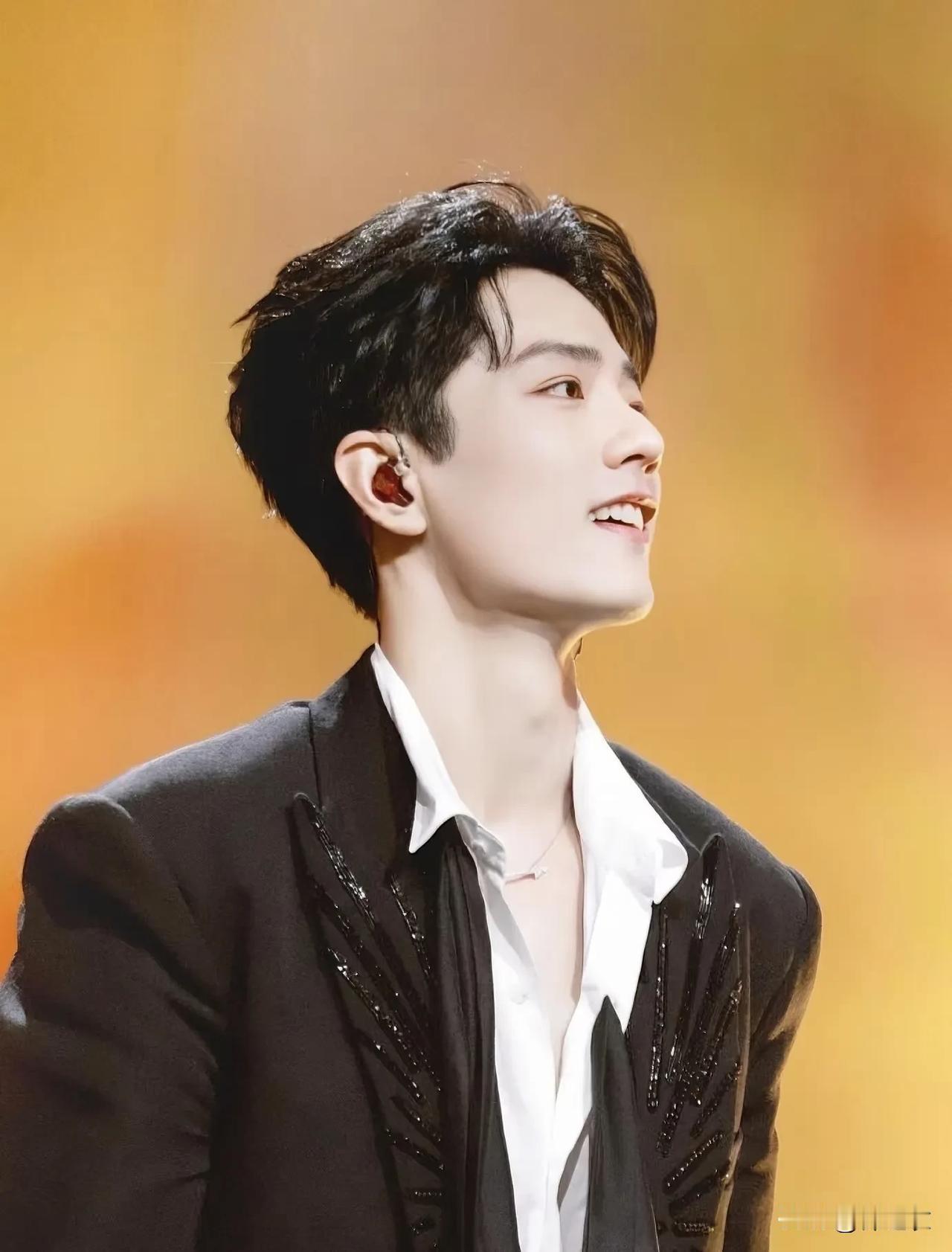 我有一次在一个长辈家，她六十多岁了在家看梦中那片海，我说你爱看这个电视剧啊！