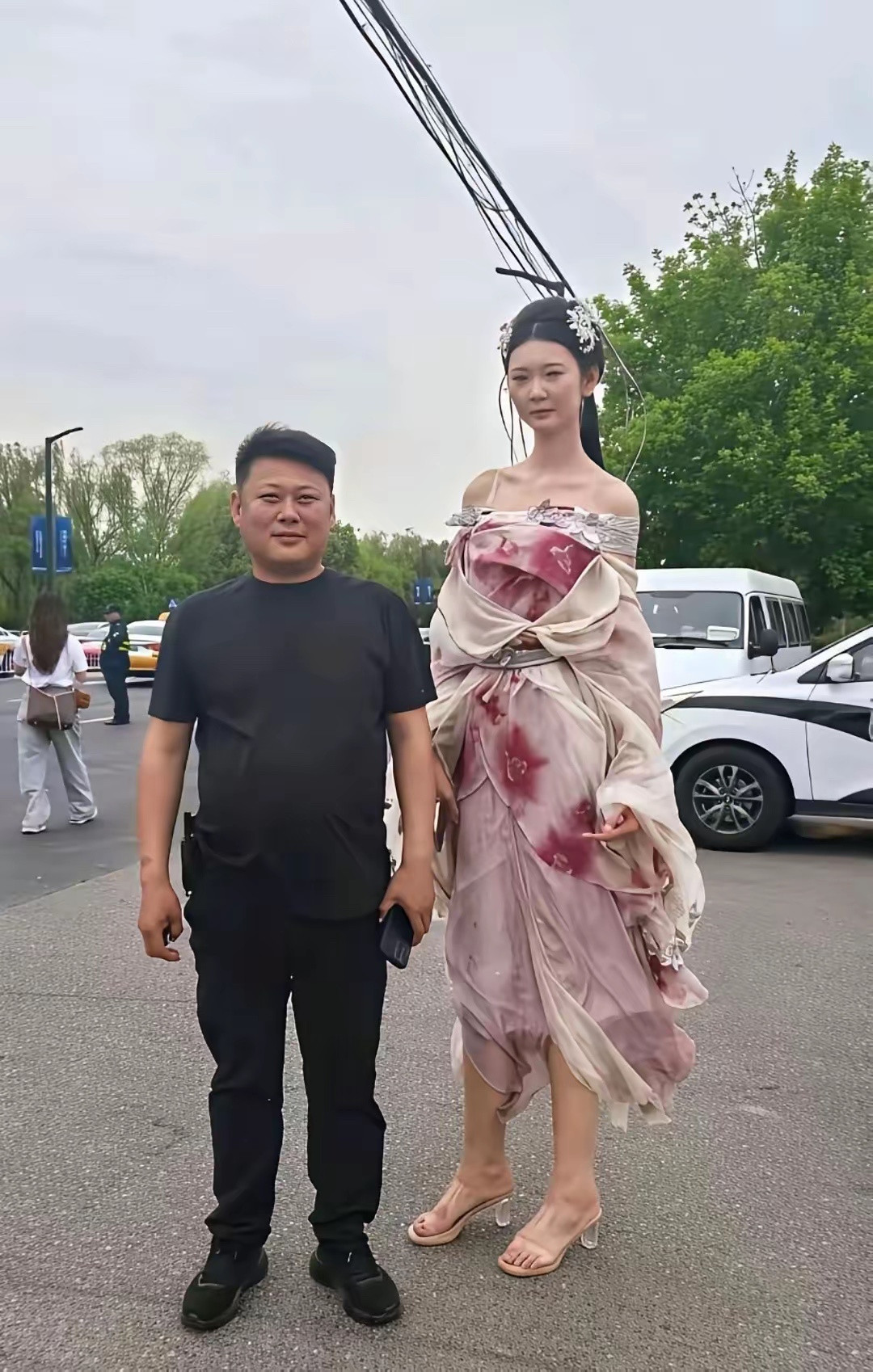 这妹子长的真高，不过看着怎么感觉那么别扭呢？