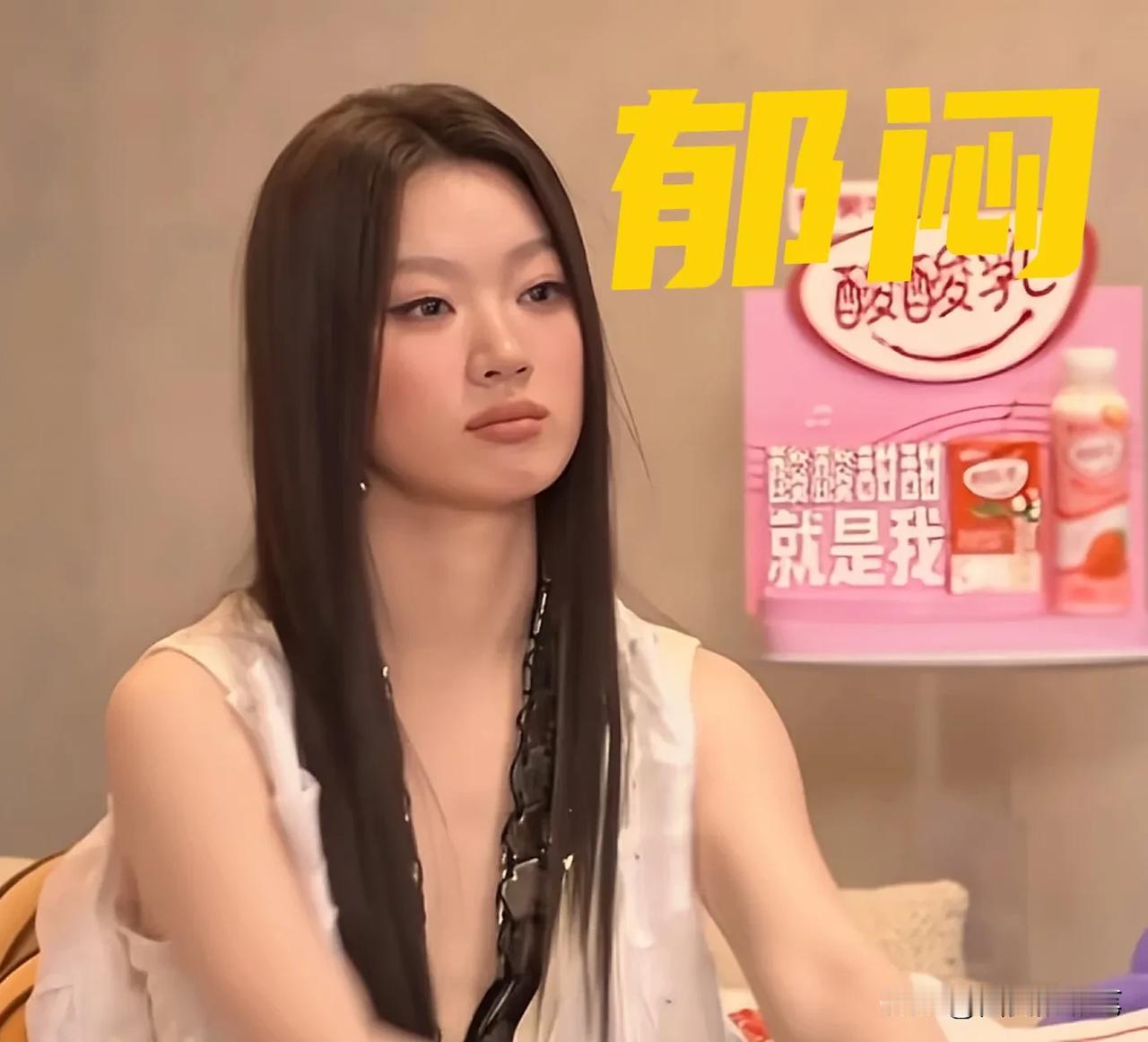 赛后，单依纯一脸郁闷，她万万没想到自己竟然沦落到快被淘汰出局的地步[捂脸哭]原来