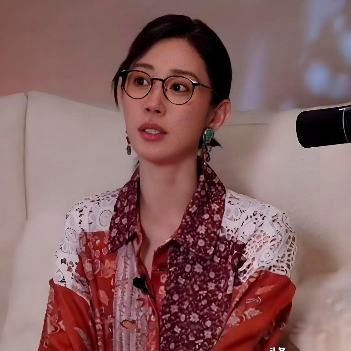 主持人问舞蹈演员朱洁静：“你手术，第一个知道的人是谁？”不是爸妈。她说，是她