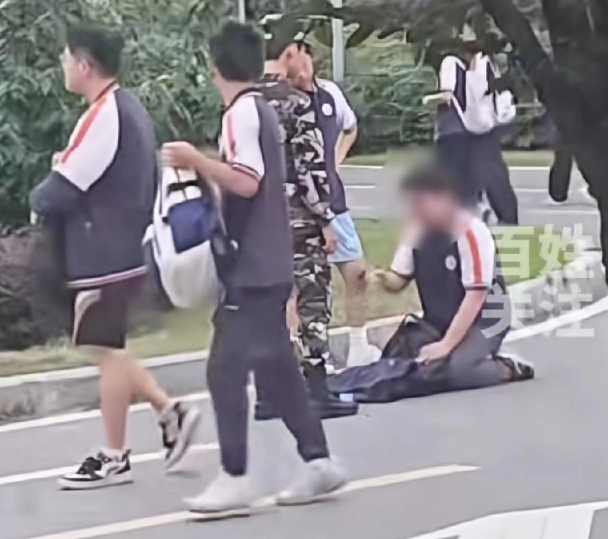 双方都是学生，一方给另外一方下跪，算不算被霸凌？“老师逼迫学生下跪？”近