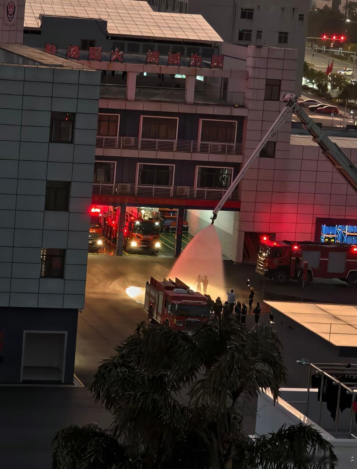 下班路过消防站看到正在拍婚纱照