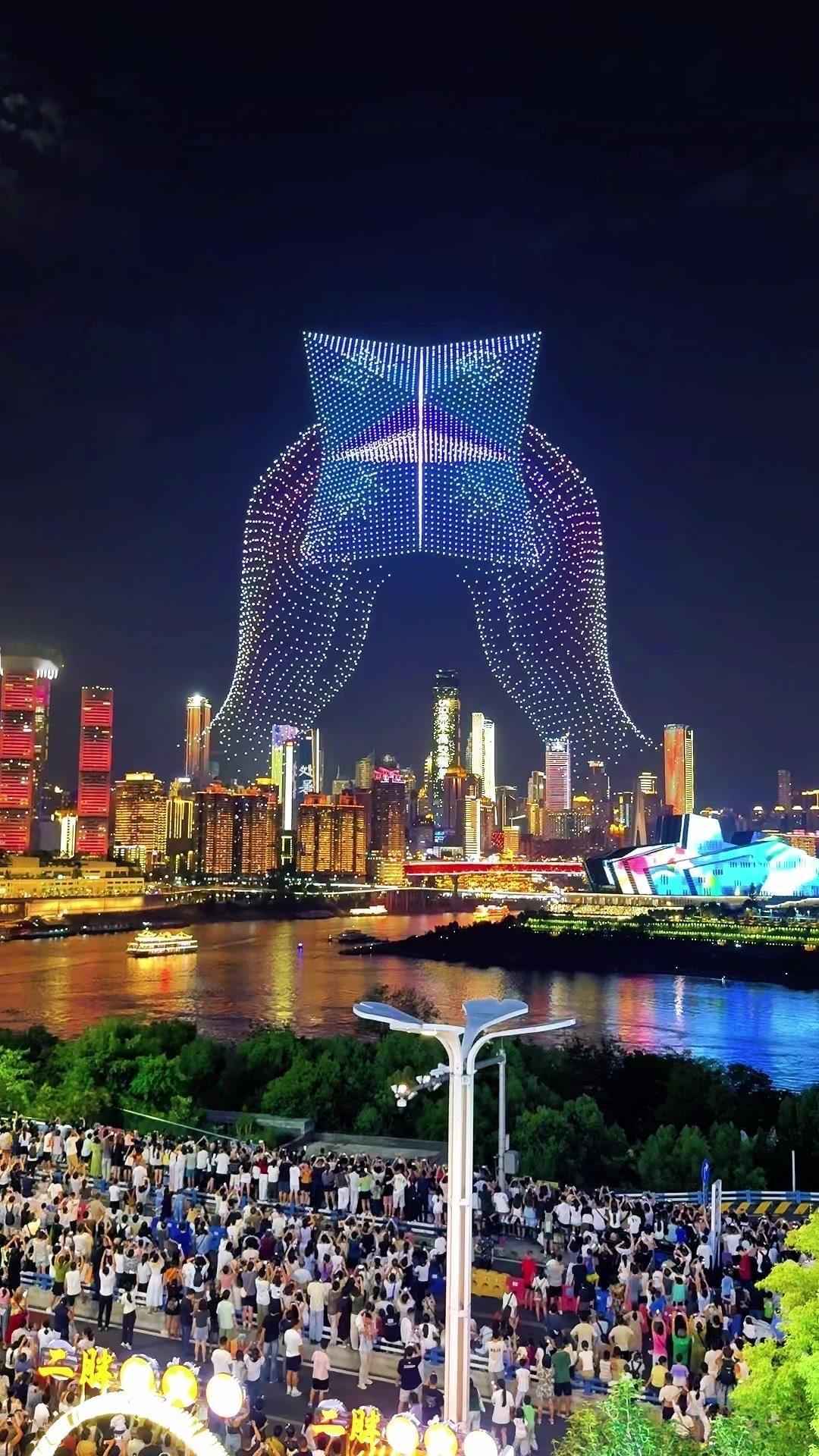 重庆5000架无人机组成“小时候”80后处暑泪目现场🎆重庆的无人机表演太绝