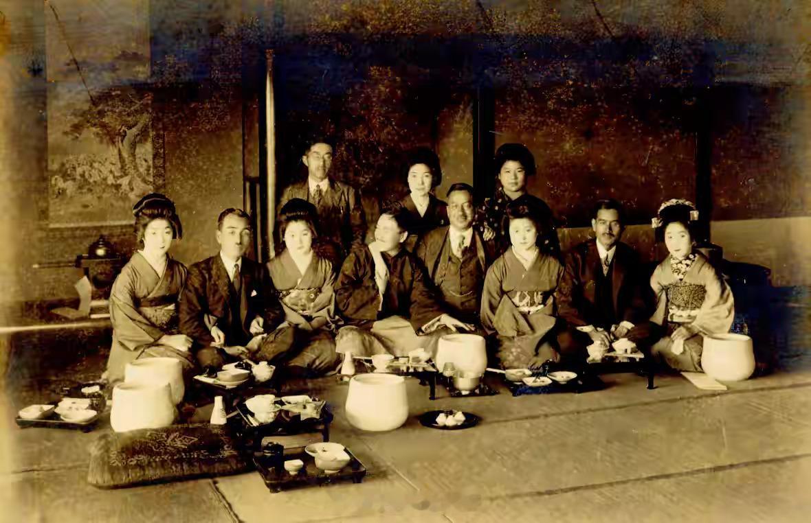 1924年，上海。蒋介石和戴季陶（左四）与友人在静安日式会馆。其实蒋纬国到底身世