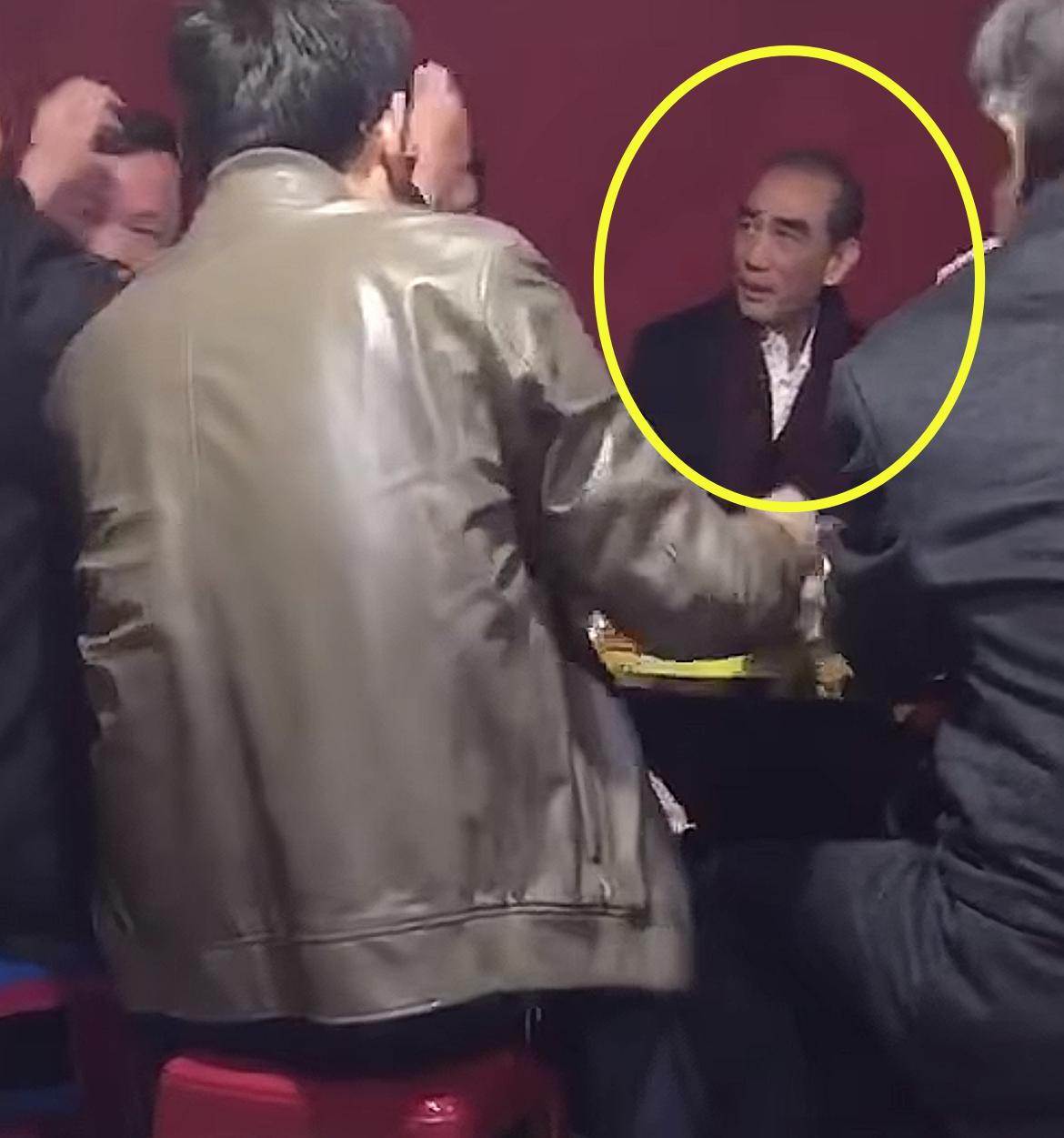 偶遇福建百亿富豪许世辉！现身农村吃席太朴实，独自坐在那里默默听周围人说话。知情