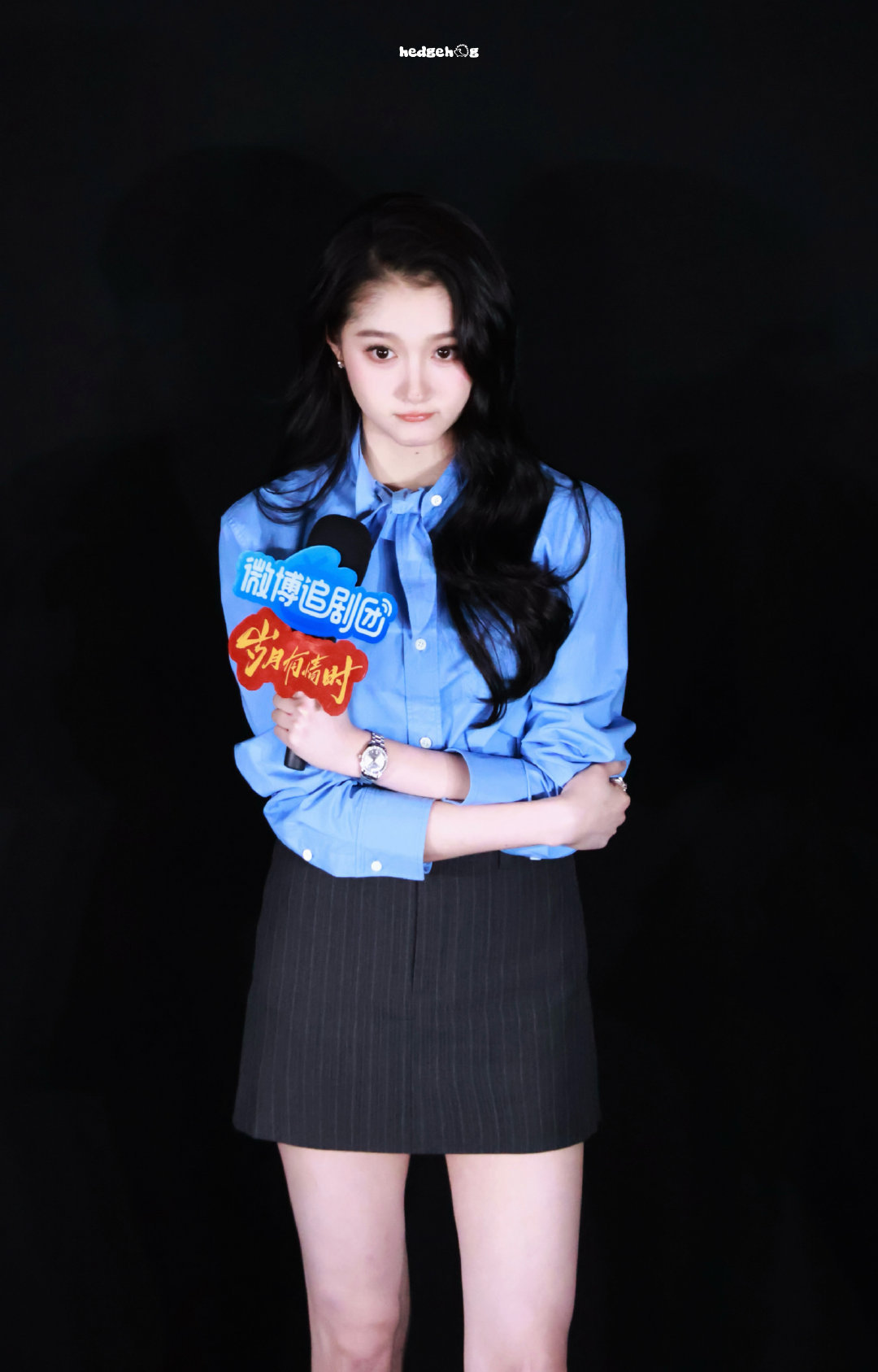 关晓彤漂亮得像洋娃娃一样关晓彤卷发又港又欲啊，完全漂亮姐姐来的！！