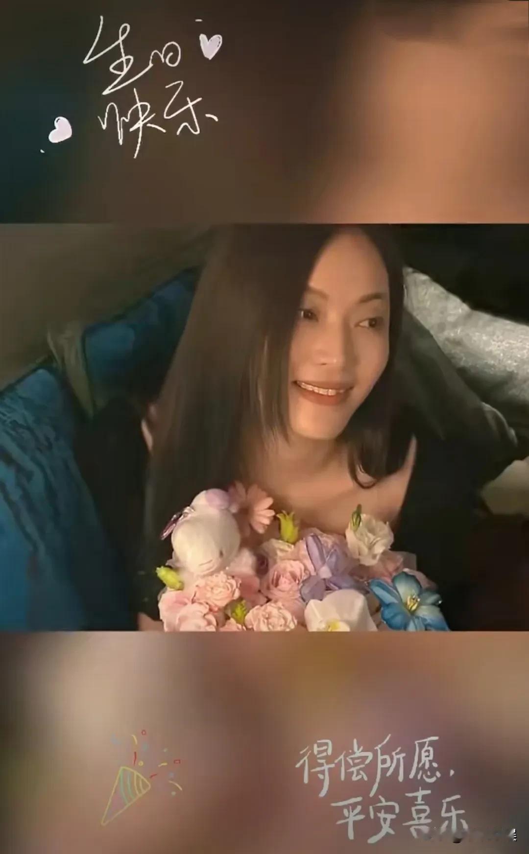 邵兵为老婆张培庆生，老夫老妻的同框既视感好温馨。58岁的邵兵为老婆庆生，张培长