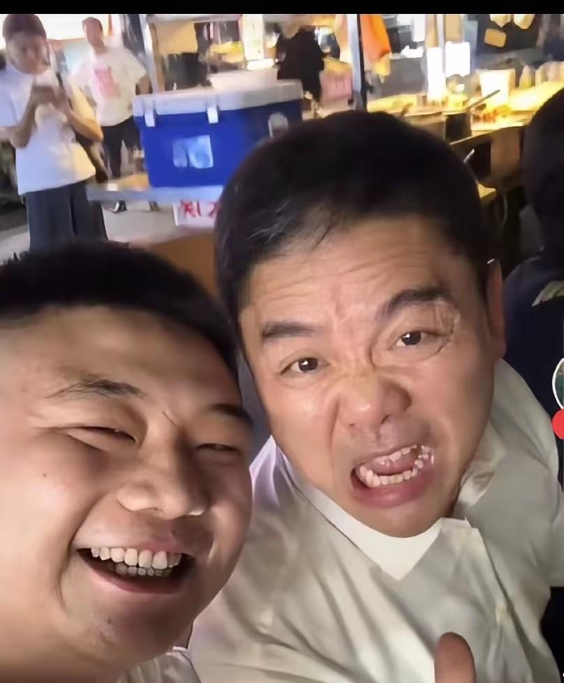这真的是刘强东吗？深夜时分，他在大排档与老乡勾肩搭背，共饮散篓子酒。苏超比赛现
