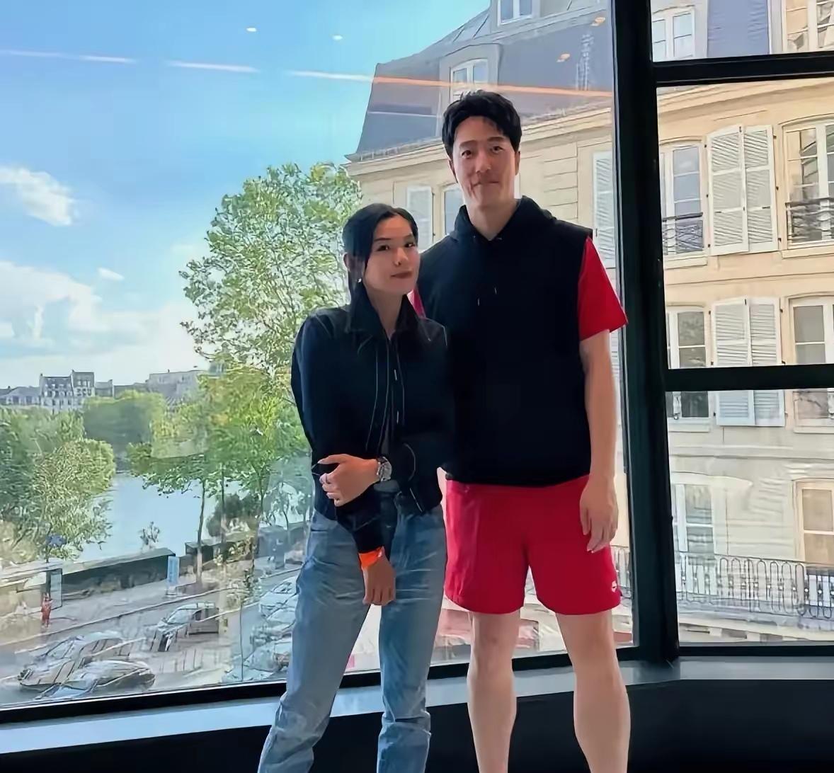 刘翔和他的爱人吴莎在美国洛杉矶的大别墅里幸福的生活着。网上都是国外不好的消息，