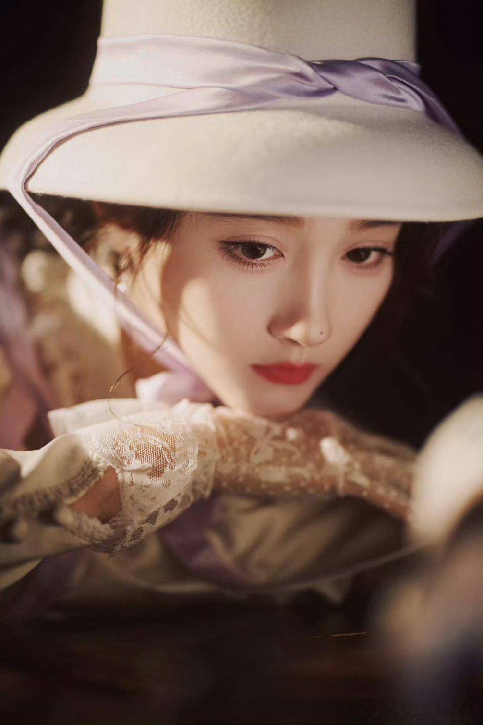 这个关晓彤也太萌了！cos十三姨一整个留洋千金既视感，多给晓彤设计这种造型好吗好