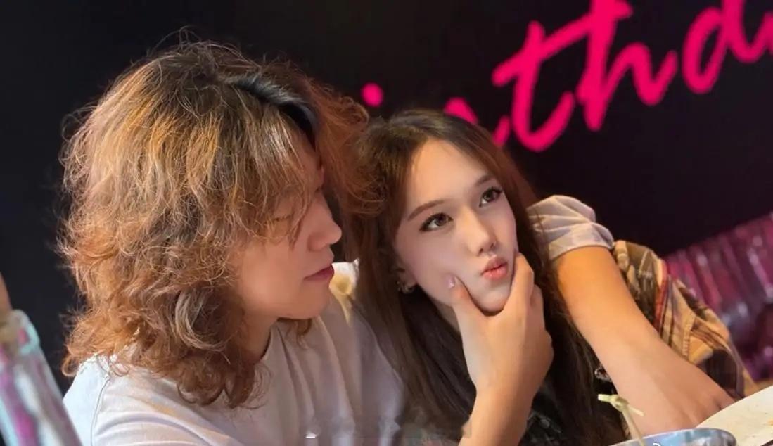高露女儿顾若馨17岁生日直接把男朋友带出来见光了，关键是这俩人已经谈了整整两年。