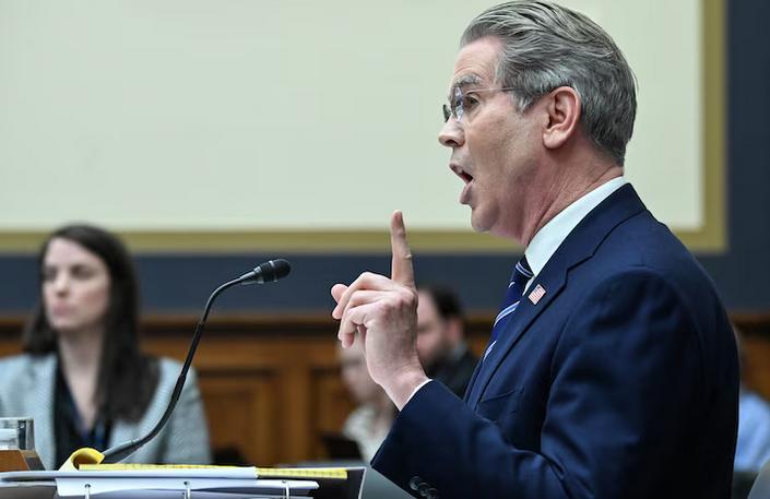 “你能让他闭嘴吗？”这是出现在美国国会听证会上的一幕。众议院民主党人与特朗普政府