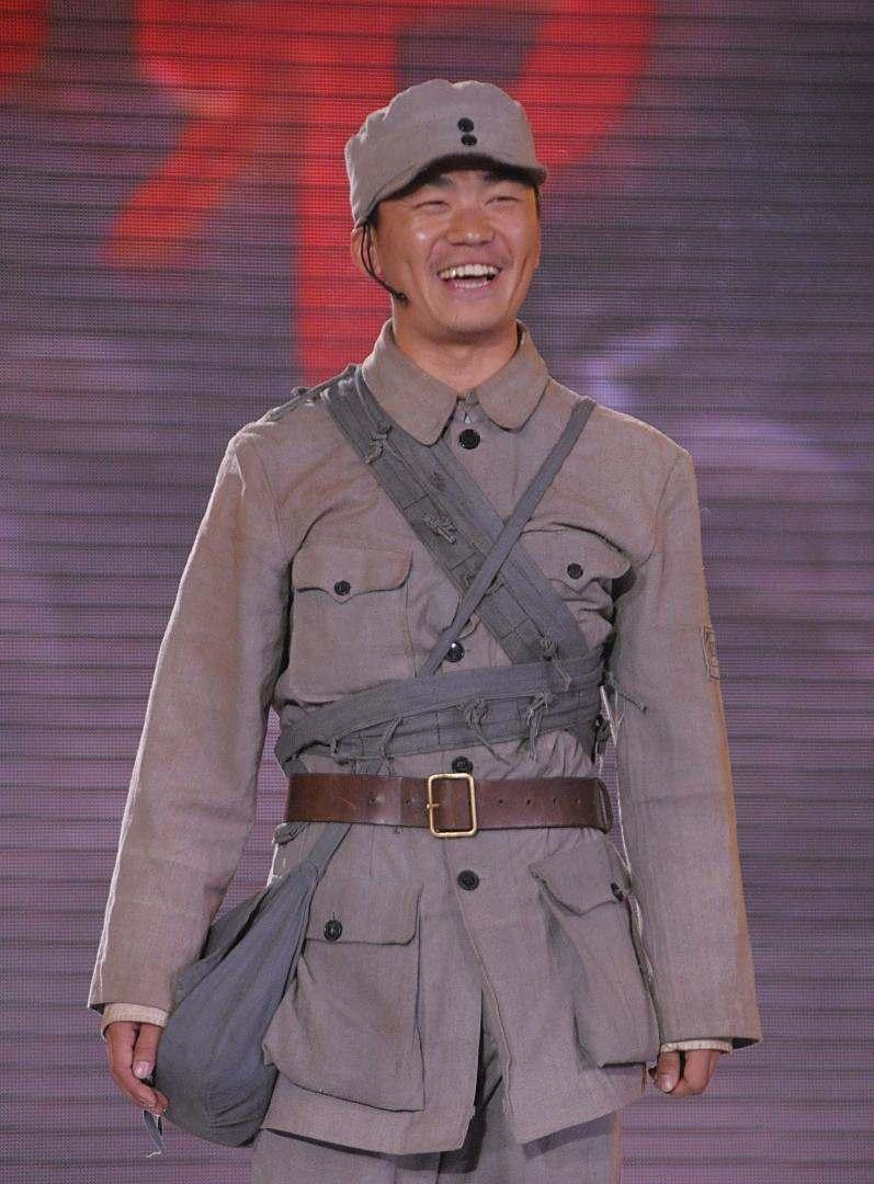 1944年，八路军侦察员曹世范执行完任务后，前往一位村长家中借宿，村长热情款待，