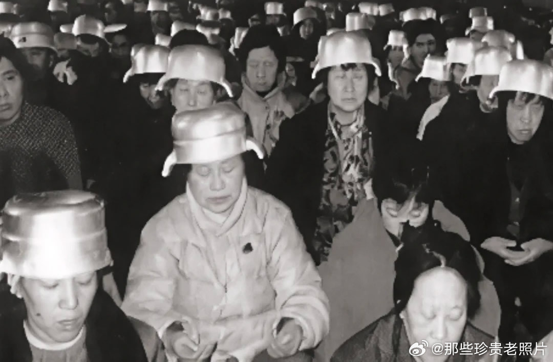 1993年北京妙峰山举办“高级气功培训班”，照片中人们头戴铝锅（被称为“信息锅