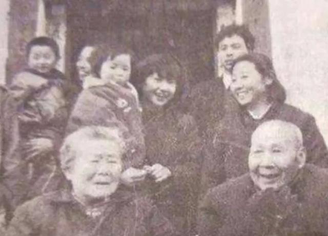 1987年，蒋红英在店里买菜，无意说起自己曾经是红军。店小妹也很健谈，聊起老红军